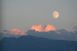 Grosse lune sur la station de Chamrousse.